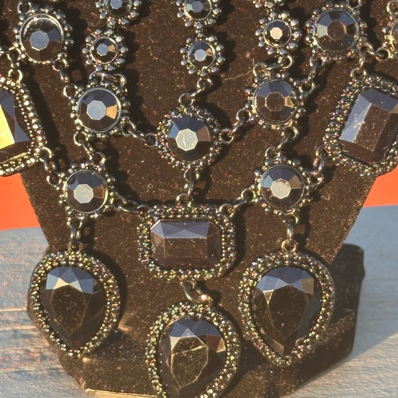 N46. Guess Los Angeles Dark Romance Black Statement Necklace - Picture 3 of 5